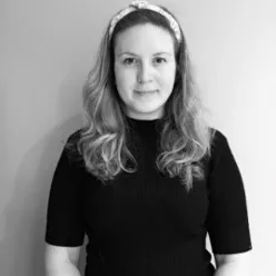 En kvinne med langt hår