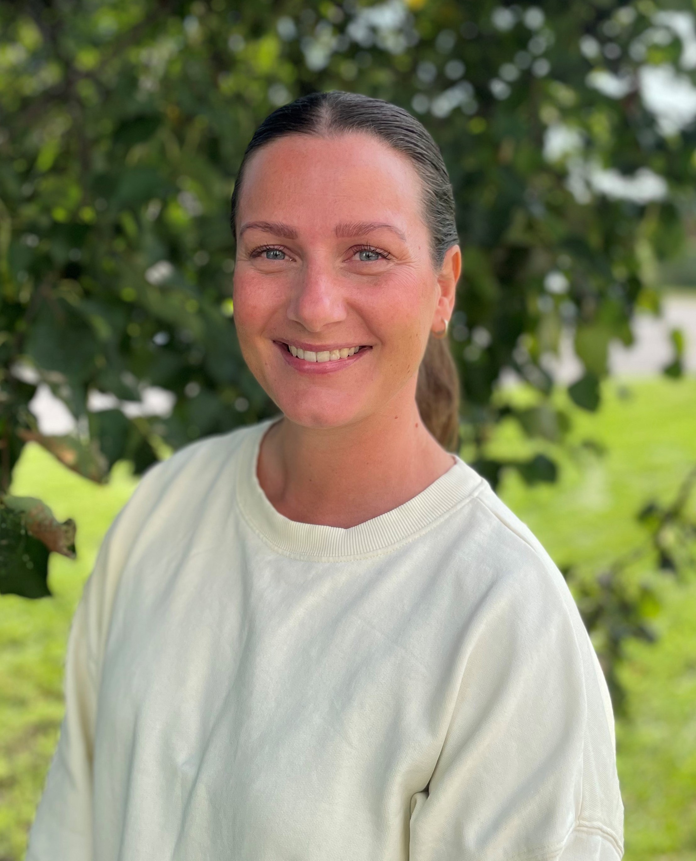 En mann som smiler til kameraet