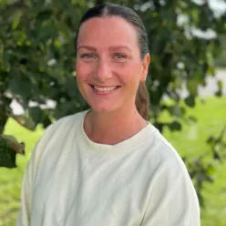 En mann som smiler til kameraet