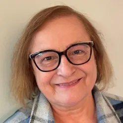 En person som bruker briller