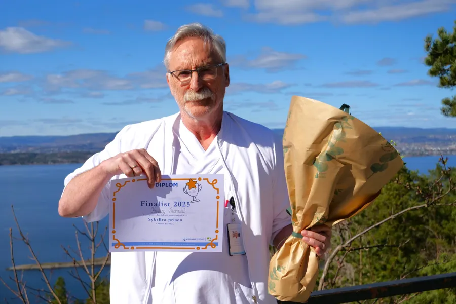 En mann som holder et skilt