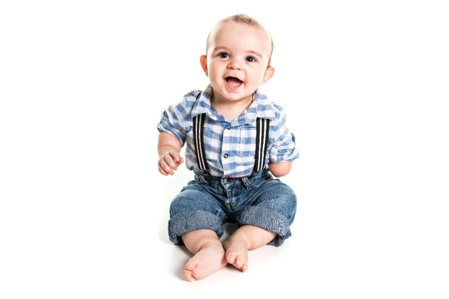 Liten gutt med armdysmeli