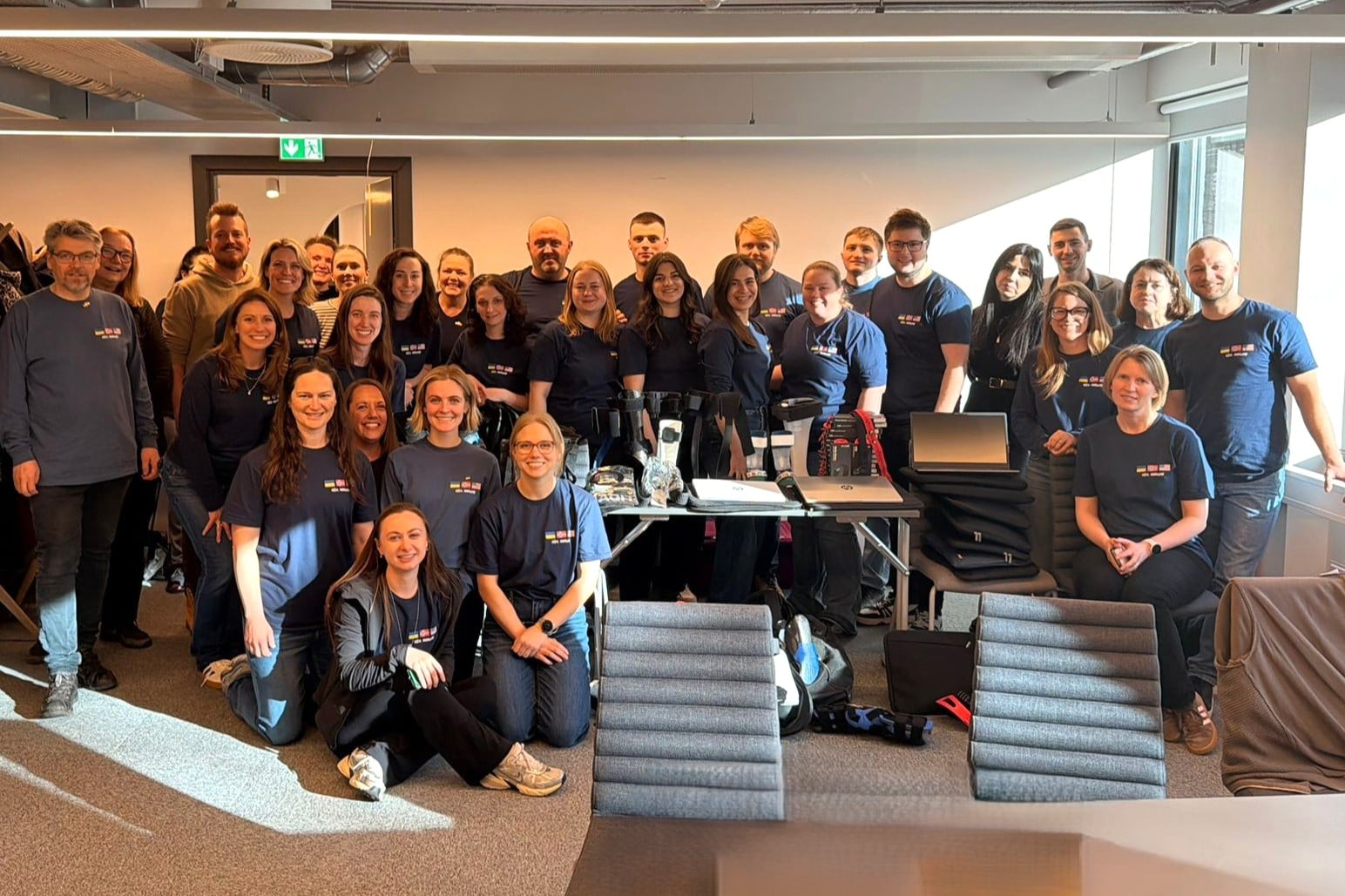 En gruppe mennesker som poserer for et bilde