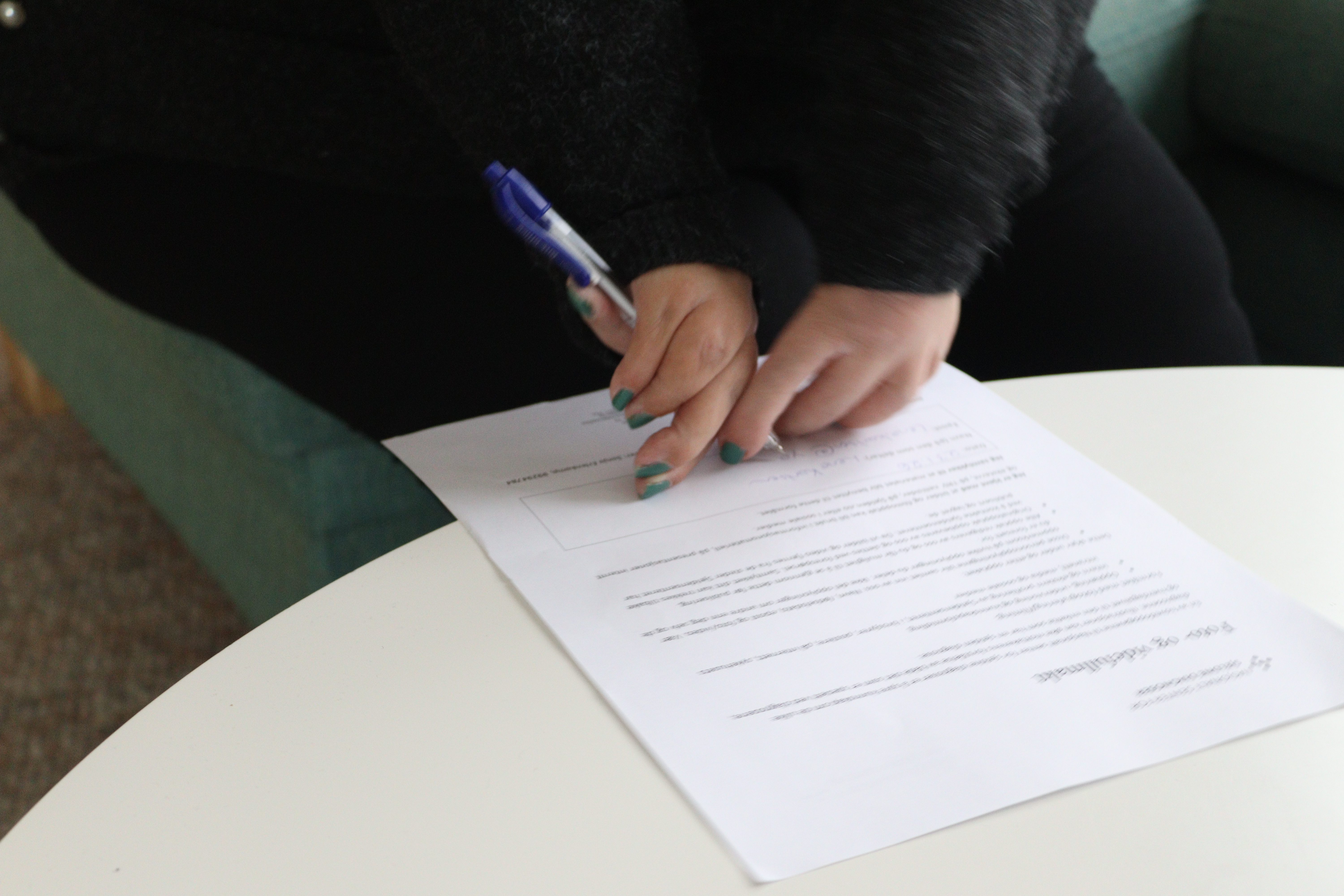 Person med amyoplasi som skriver