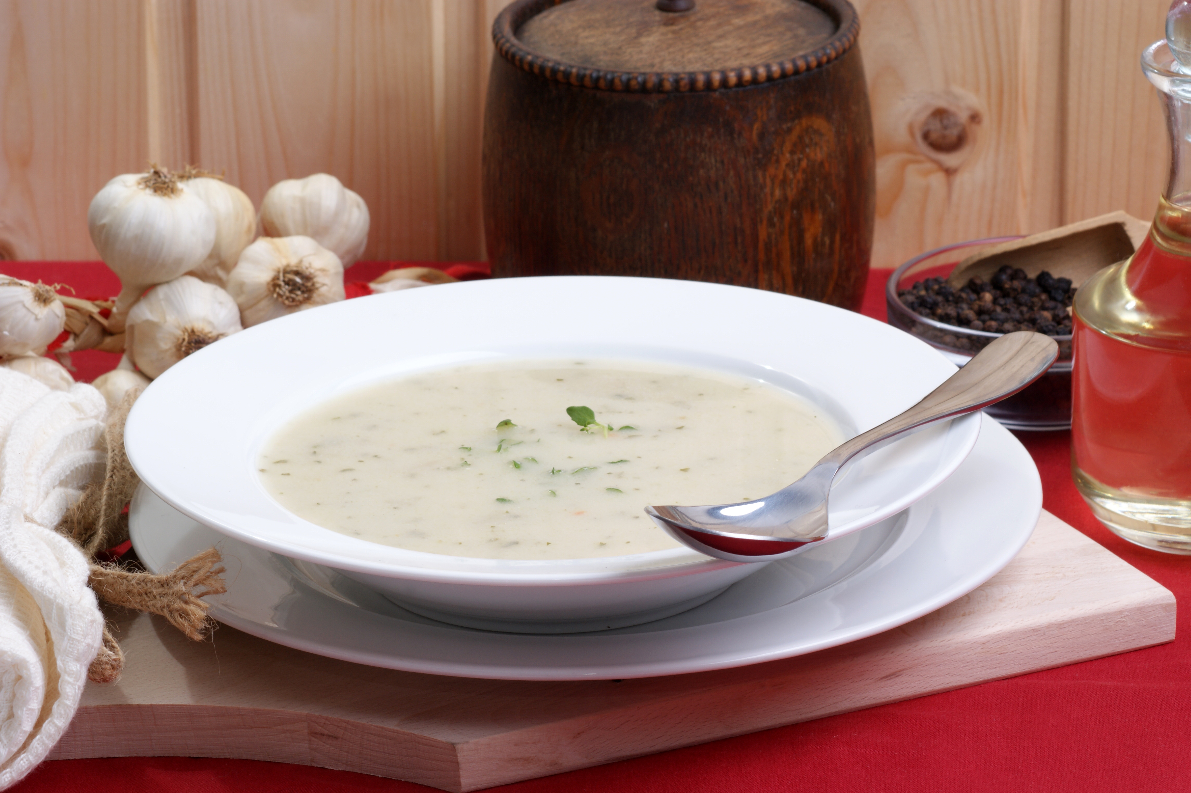En tallerken med blomkålsuppe
