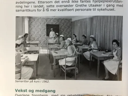 En gruppe mennesker som sitter ved bord