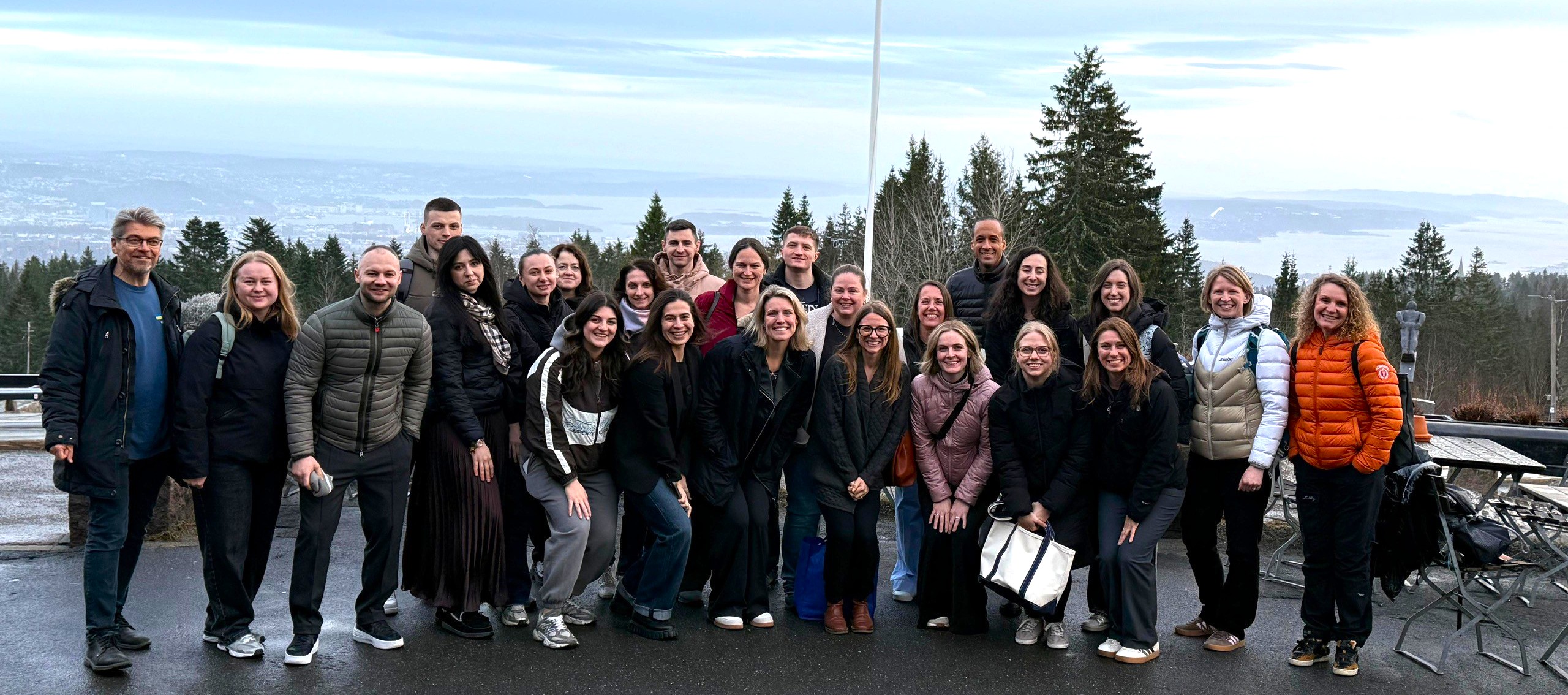 En gruppe mennesker som poserer for et bilde