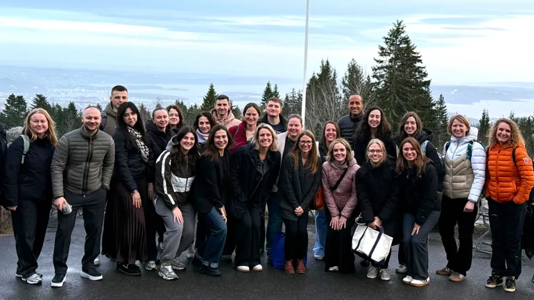 En gruppe mennesker som poserer for et bilde