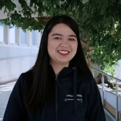 En person som smiler til kameraet