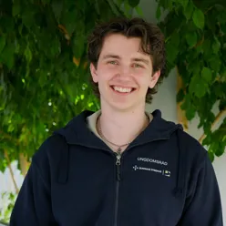 En mann som smiler til kameraet