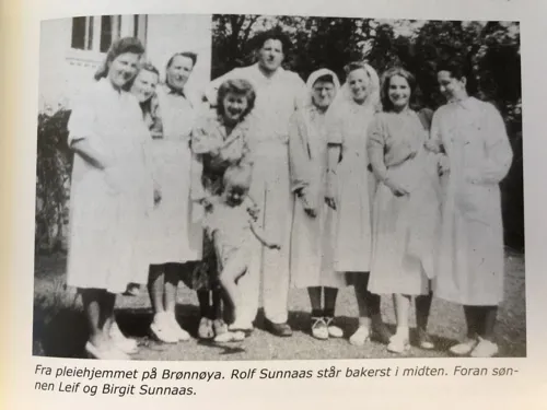 En gruppe kvinner i hvite kjoler