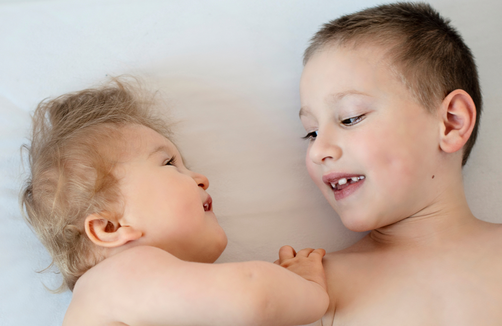 En baby og en baby