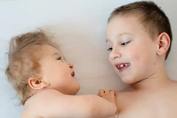 En baby og en baby