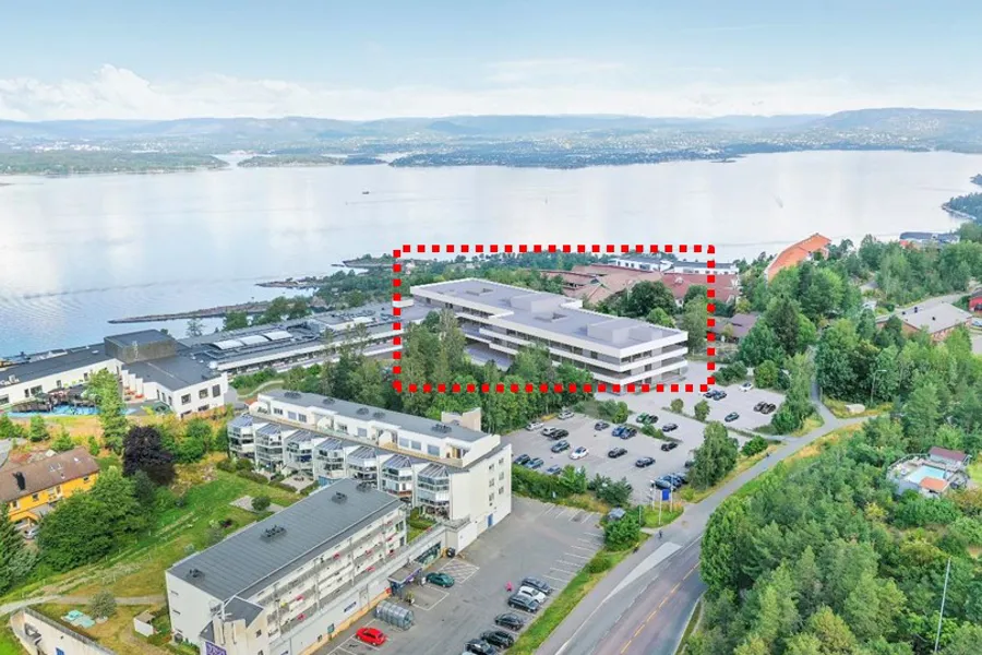 En by med en vannmasse i bakgrunnen