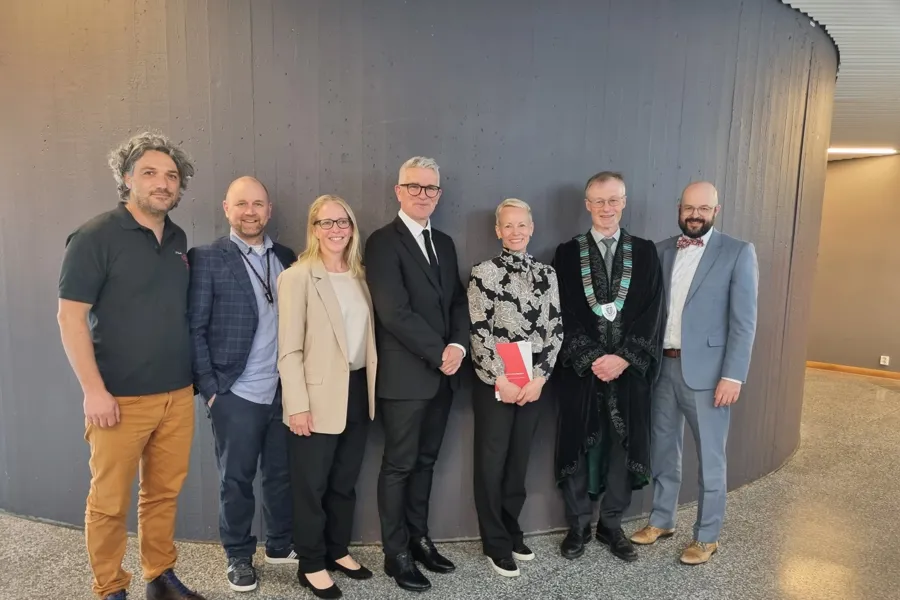 Gruppebilde fra disputas av biveileder Anestis E Abrahamsen (NIH), hovedveileder Frank E Abrahamsen (NIH), opponent Hanna Persson, University of Gothenburg, komitéleder Øyvind Førland Standal (NIH), ph.d. Pia Wedege, rektor Lars Tore Ronglan (NIH) og opponent Shane Norman Sweet, McGill University, Montreal.