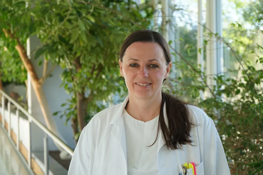 En mann som smiler til kameraet