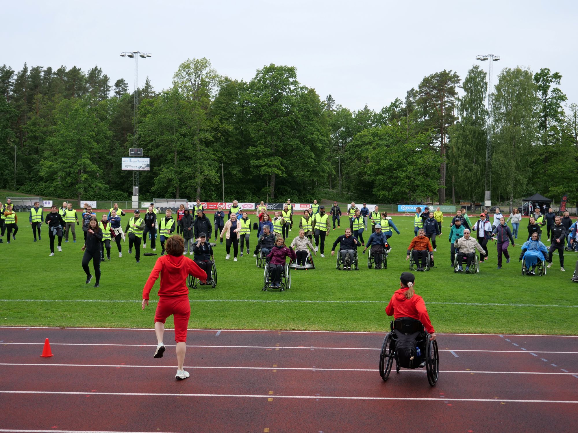 En gruppe personer på en bane