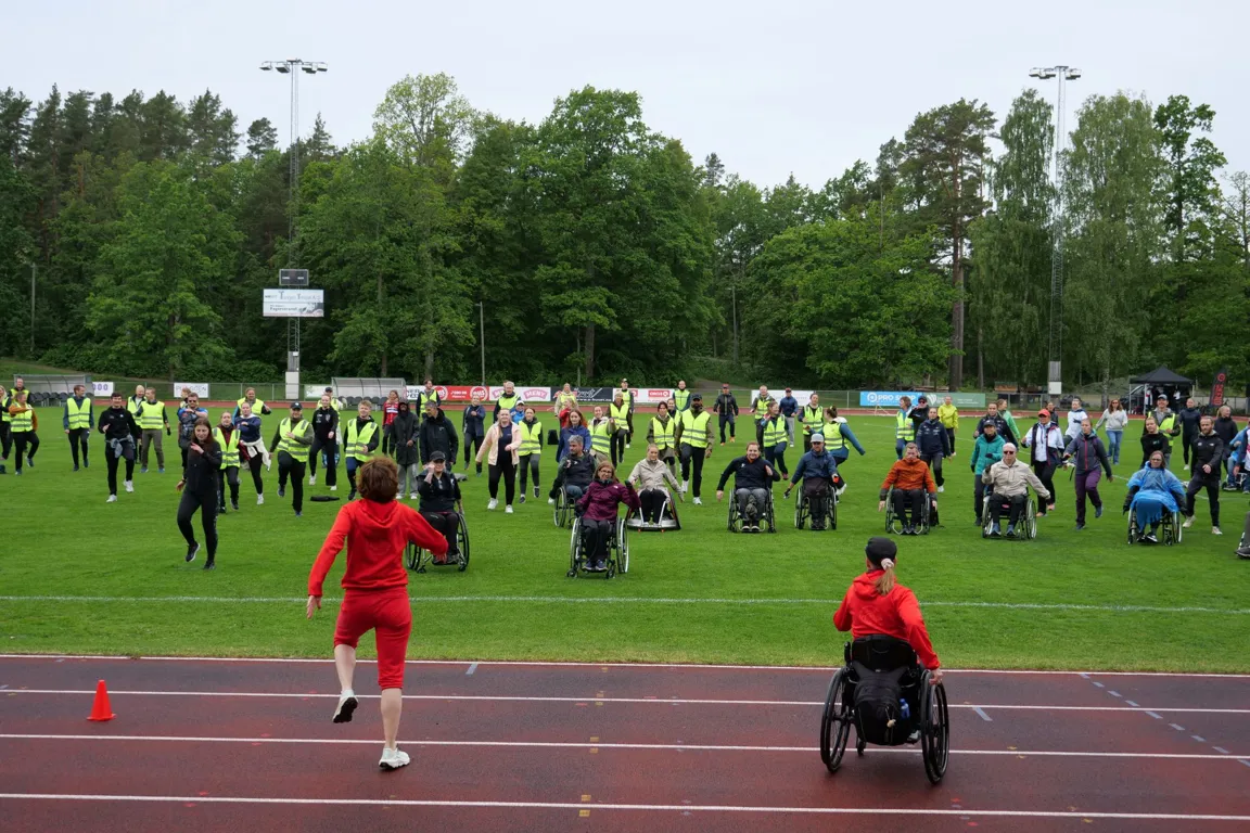 En gruppe personer på en bane
