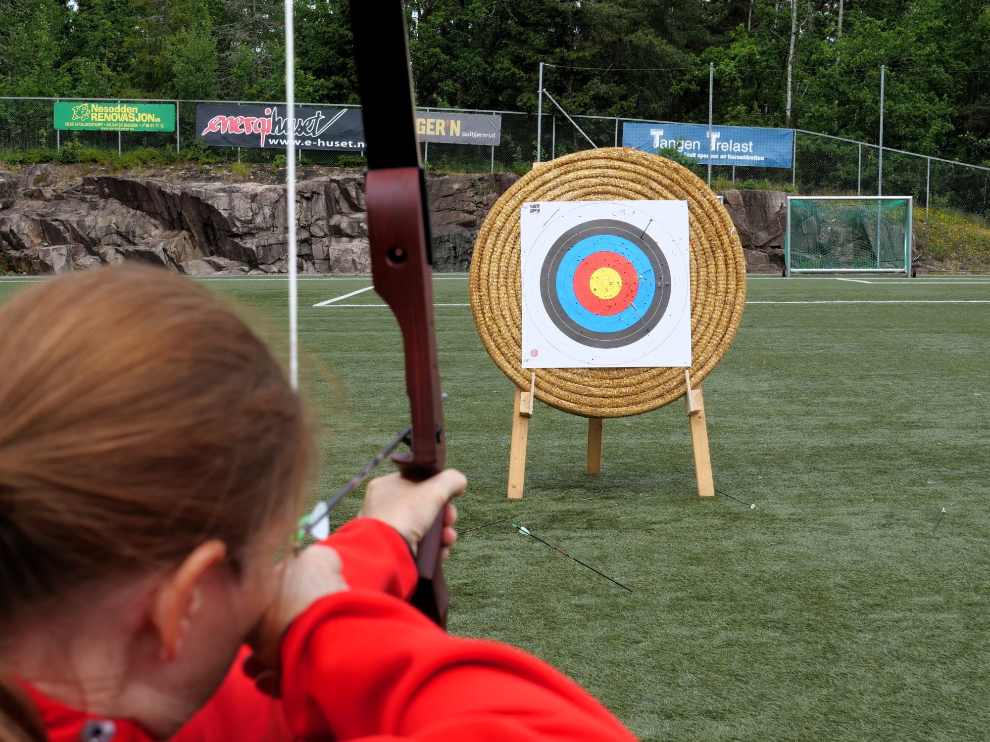 En person som skyter en pil mot en blink