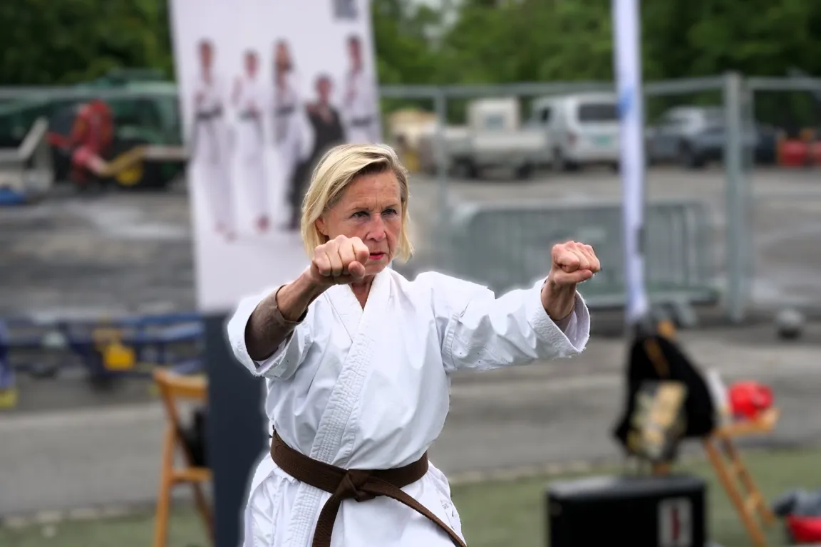 En person i karateuniform