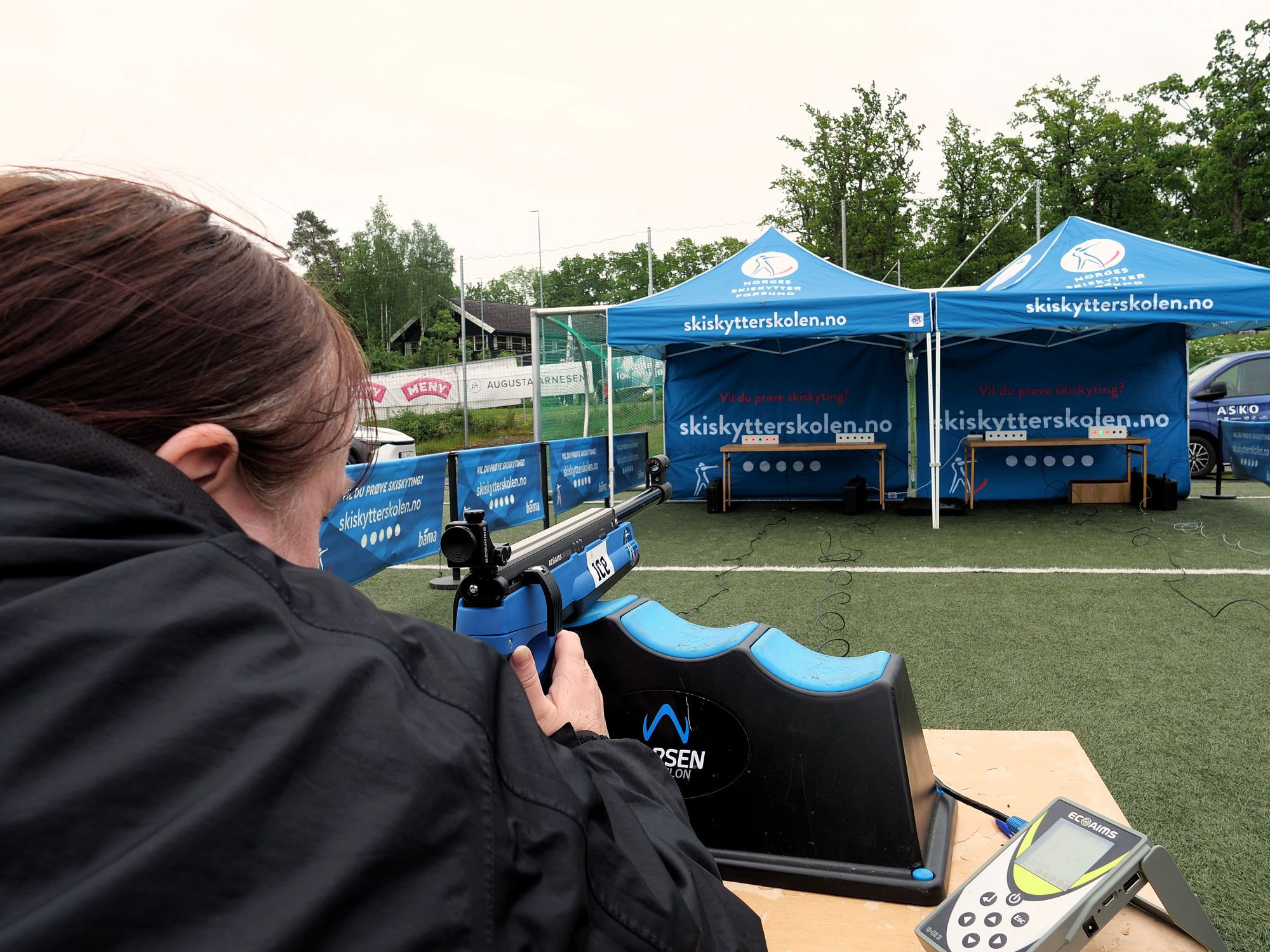 En person som skyter med gevær mot en blink