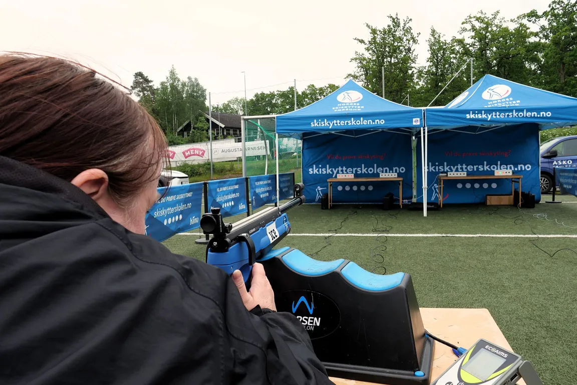 En person som skyter med gevær mot en blink