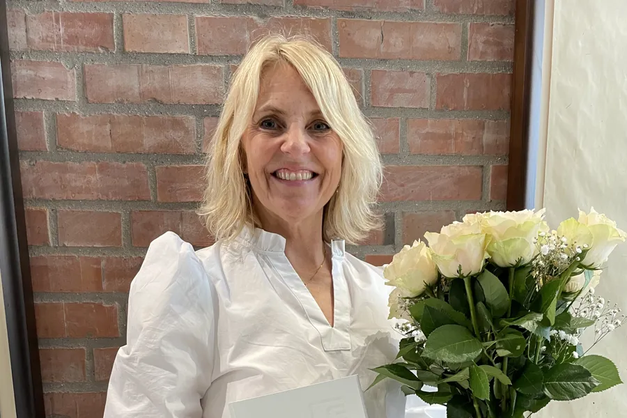 En kvinne som holder en blomsterbukett