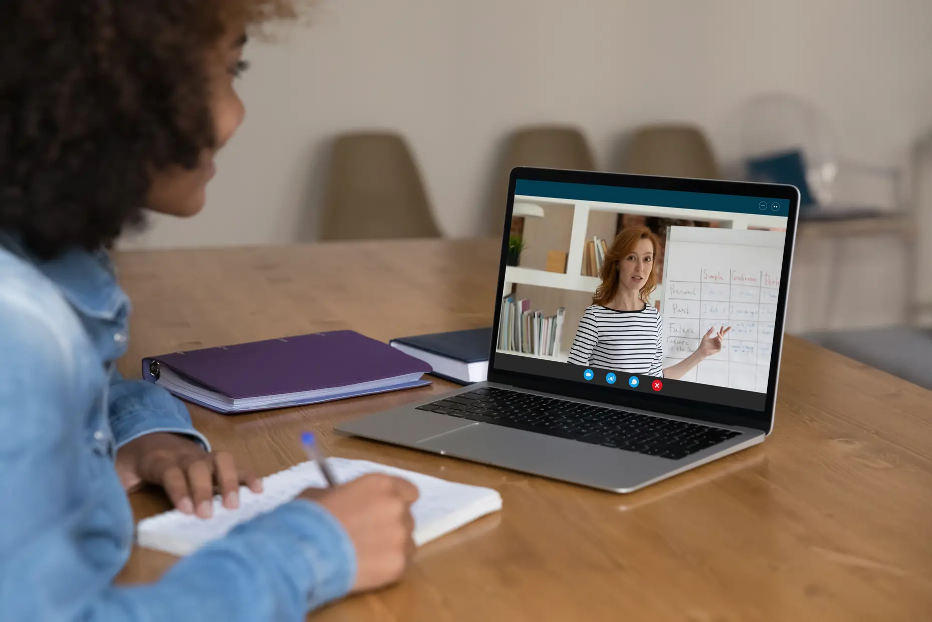 Ung dame som følger digitalt kurs