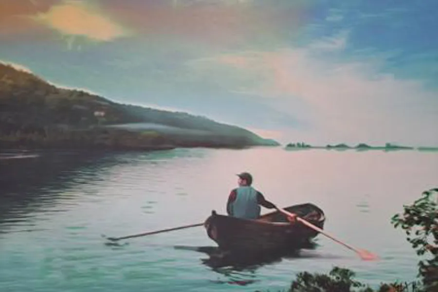 En mann som ror en båt