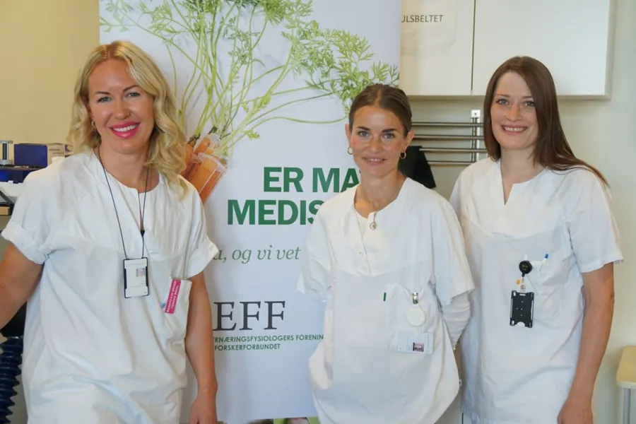 En gruppe kvinner iført hvite laboratoriefrakker