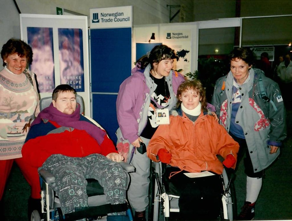 En gruppe personer i et rom