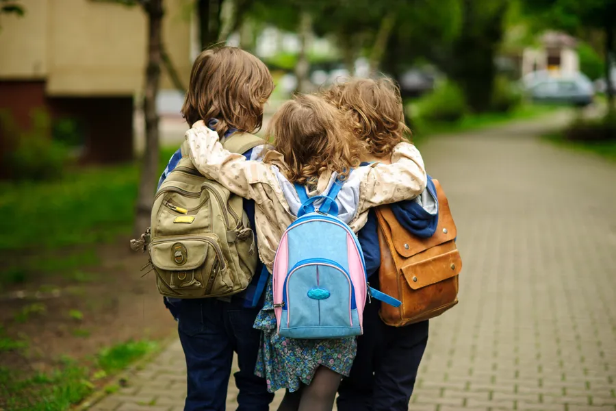 Bilde av tre skolebarn