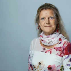 En mann med hvit skjorte og røde øredobber