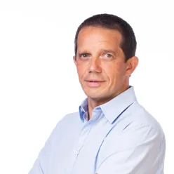 Man wearing a white shirt