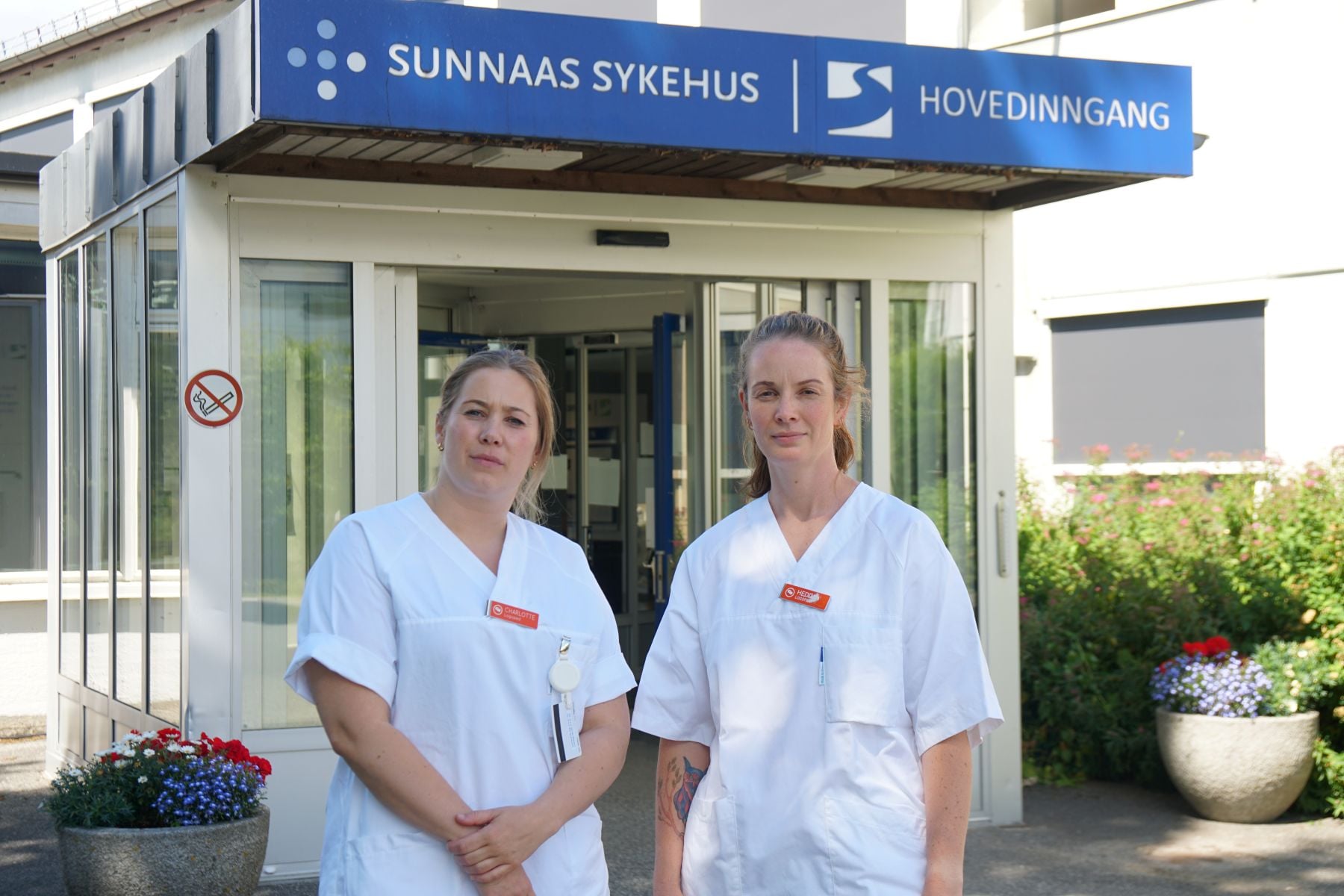 Sykehuslogopedene Charlotte Barclay Rolfsen Gaasland (t.v.) og Hedda Døli stående foran hovedinngangen på Sunnaas sykehus
