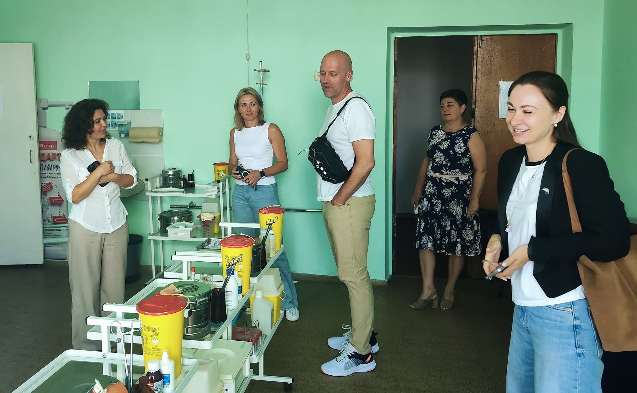 En gruppe personer i et rom