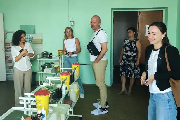 En gruppe personer i et rom