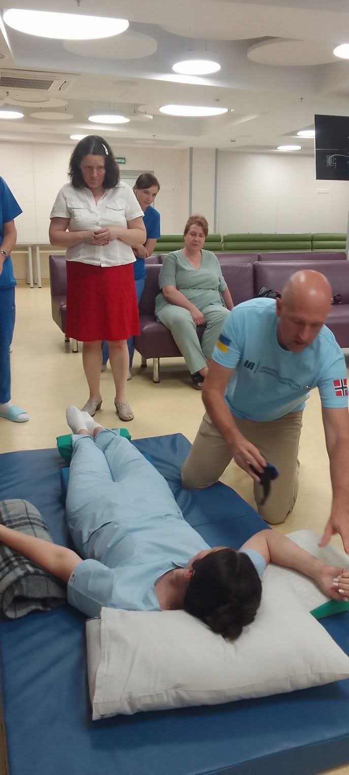 En gruppe personer i et rom