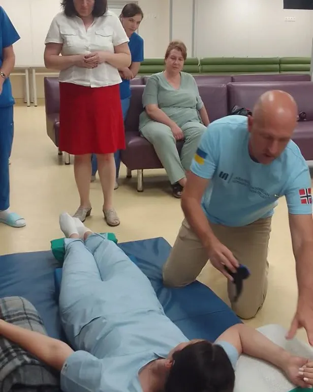 En gruppe personer i et rom