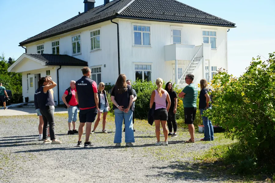 En gruppe foreldre som står utenfor en bygning