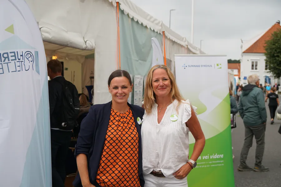 En mann og kvinne som poserer for et bilde
