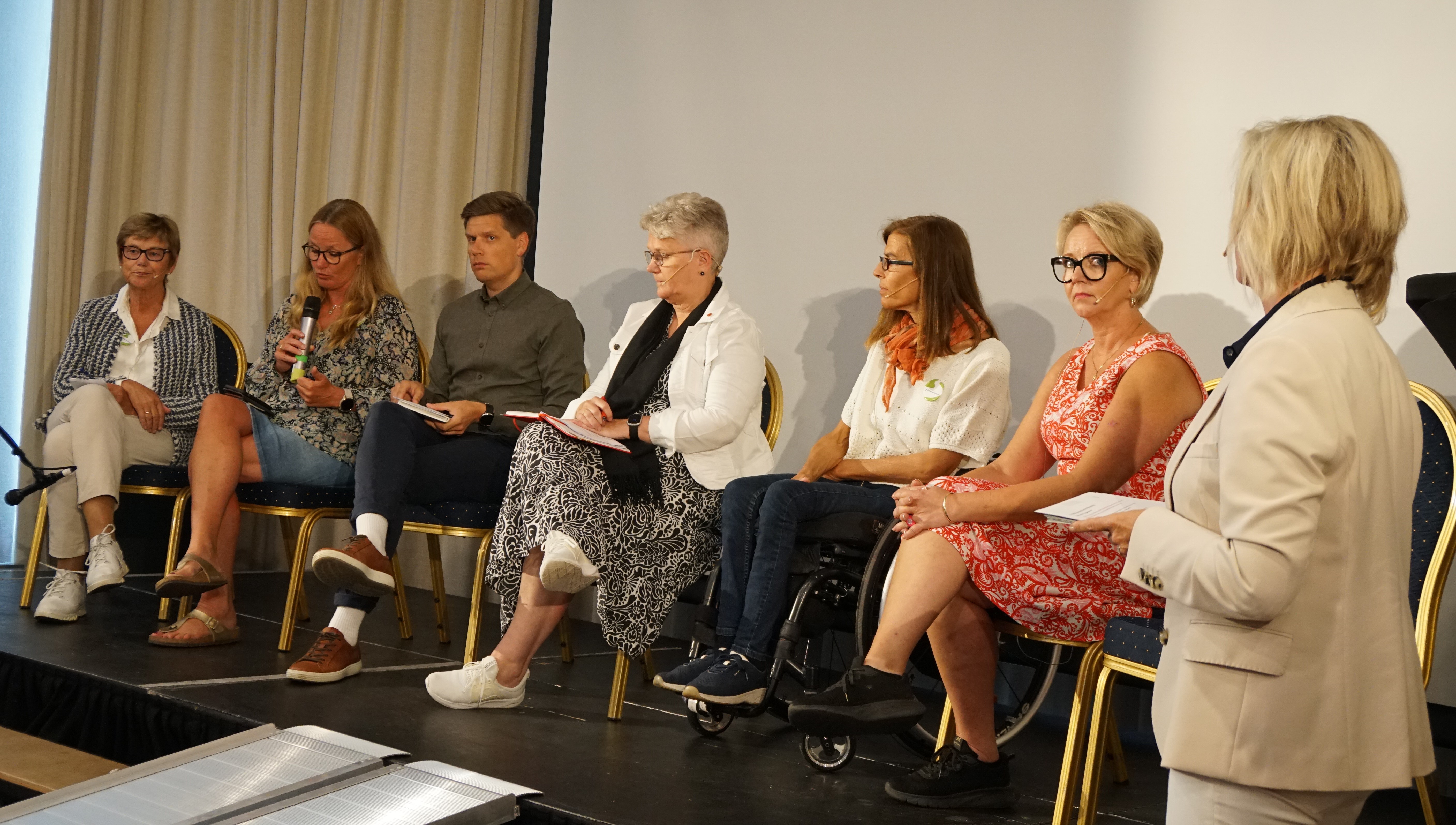 En gruppe mennesker som sitter i stoler