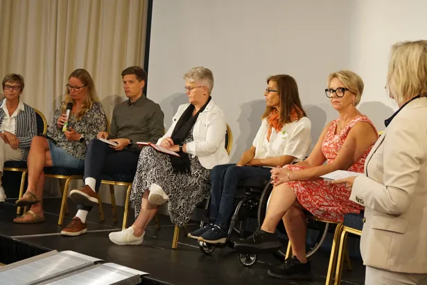 En gruppe mennesker som sitter i stoler