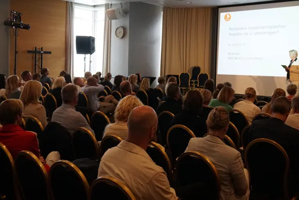 En person som holder en presentasjon for et publikum