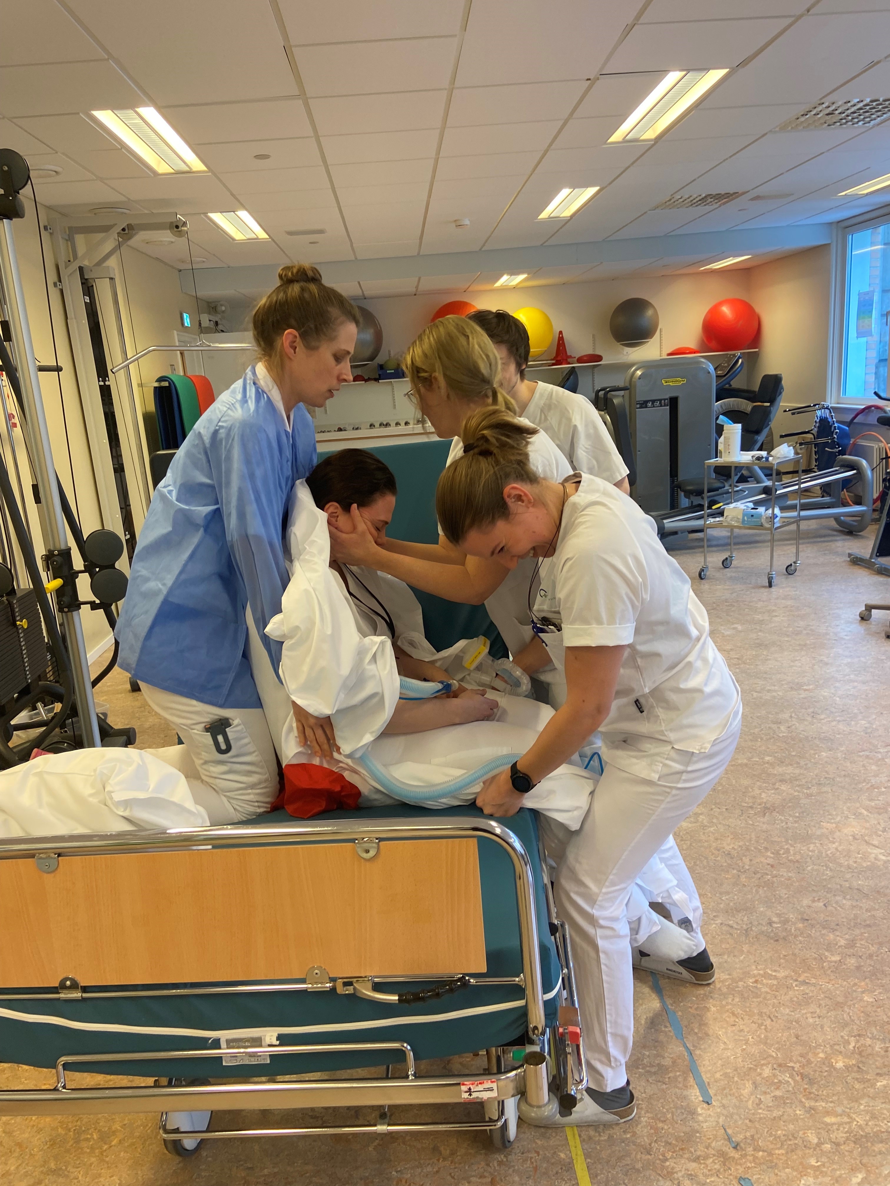 En gruppe personer i et rom