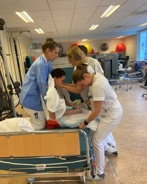 En gruppe personer i et rom