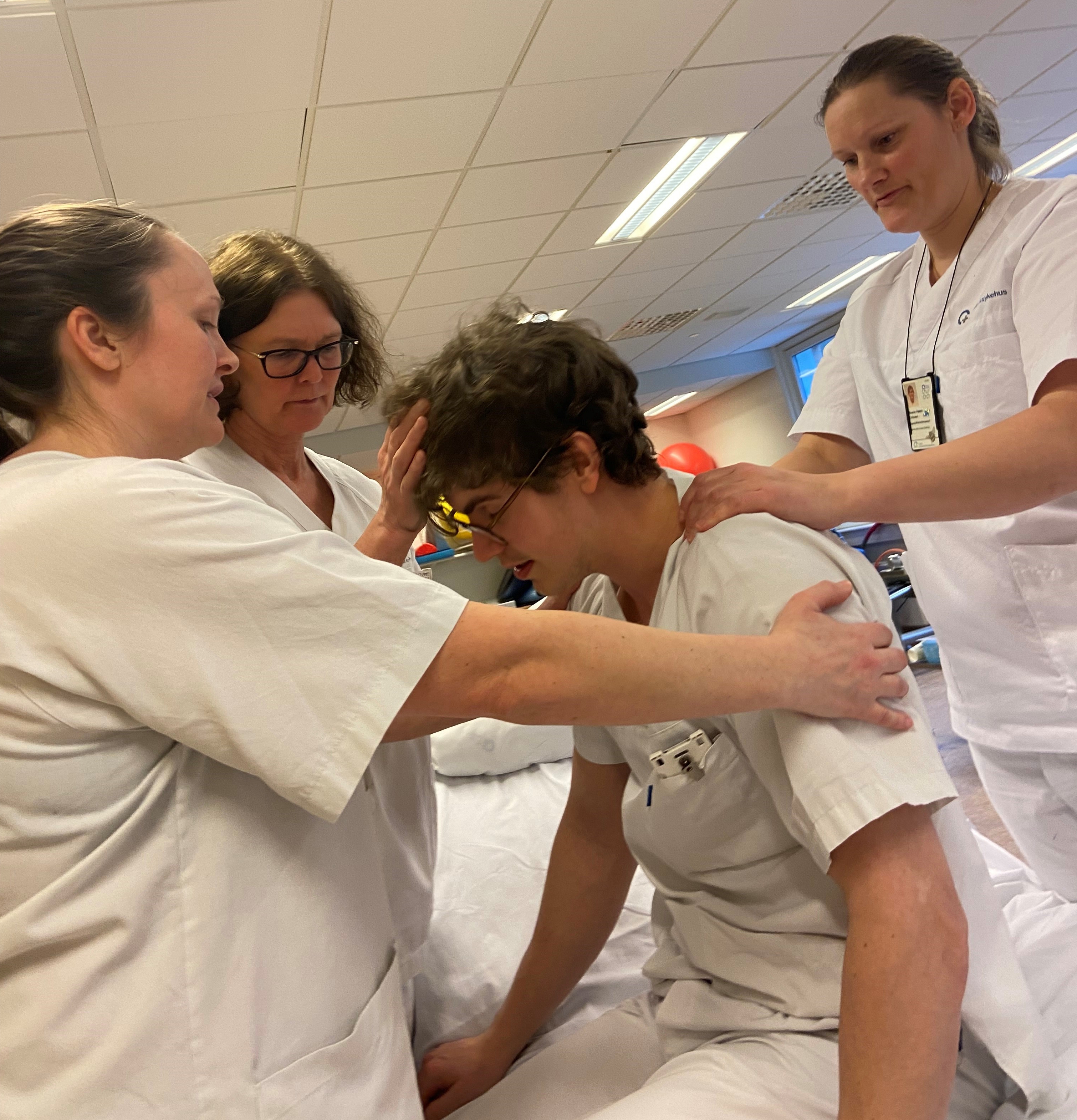 En gruppe mennesker i hvite laboratoriefrakker