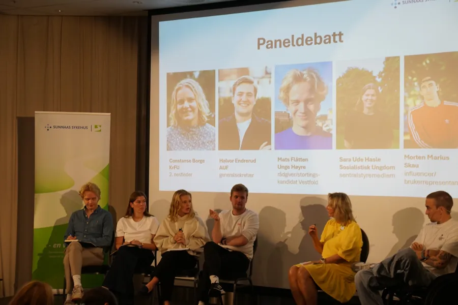 Gruppebilde av: fra venstre Mats Flåtten (Unge Høyre), Sara Ude Hasle (SU), Constanse Borge (KrFU) og Halvor Endrerud (AUF). Til høyre, ordstyrer Anita Moe Larsen og influenser og Morten Marius Skau