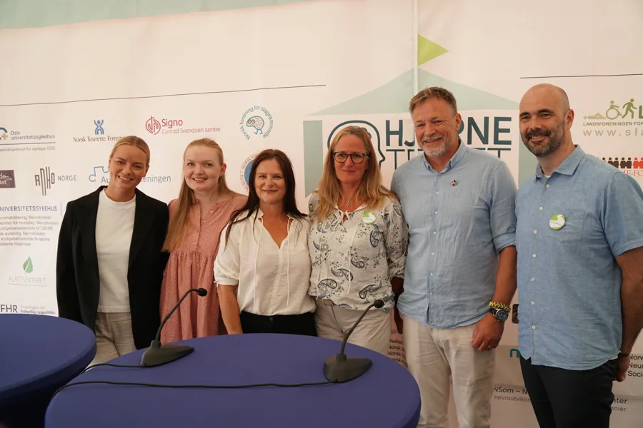 En gruppe mennesker som poserer for et bilde