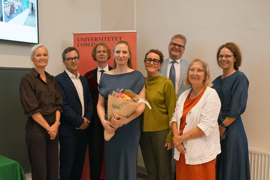 Gruppebilde: Tredje medlem og leder av bedømmelseskomiteen Anette Ramm-Pettersen (førsteamanuensis ved UiO), andreopponent Eirik Vikane (Førsteamanuensis ved UiB), disputasleder Lasse Pihlstrøm (professor ved UiO), ph.d. Kristine Marie Mamen Vege (Sunnaas sykehus/UiO), førsteopponent Eli Gunnarson (Karolinska Institutet), veileder Frank Becker (overlege og professor ved Sunnaas sykehus/UiO), biveileder Katharina S. Sunnerhagen (Universitetet i Gøteborg) og biveileder Grethe Månum (UiO).
